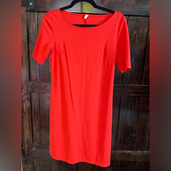 Old Navy Red Dress. Form fitting, hugs every curve and sits above the knees. - Picture 1 of 4
